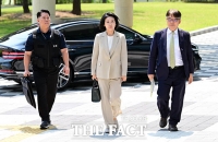  옅은 미소 지으며 법정 향하는 이재명 후보의 아내 김혜경 씨 [TF사진관]