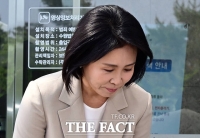  법원 나서며 인사하는 김혜경 씨 [포토]