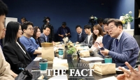  판교에서 IT 개발자들과 간담회 갖는 이재명 후보 [TF사진관]