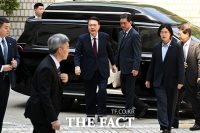  '첫 공개 출석' 윤석열, 취재진 질문엔 '묵묵부답' [TF사진관]