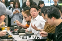  '캠퍼스 낭만 느끼며' 연세대 학생들과 학식먹는 이준석 [TF사진관]