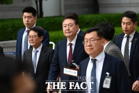  하루 종일 ‘묵묵부답' 공판 마치고 법원 나서는 윤석열 [TF사진관]