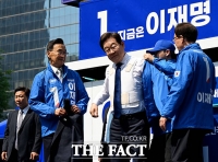  '안전 제일'...방탄조끼 위에 파란색 점퍼 입은 이재명 [TF사진관]