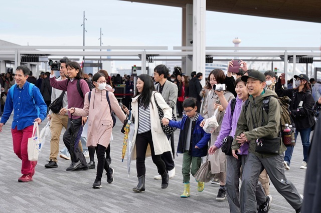 오사카·간사이 엑스포 공식 개막일인 지난달 13일 방문객들이 박람회장에 입장하고 있다. 12일 개회식을 마친 이번 엑스포는 생명이 빛나는 미래 사회의 디자인을 주제로 오는 10월 13일까지 6개월간 열린다. /뉴시스