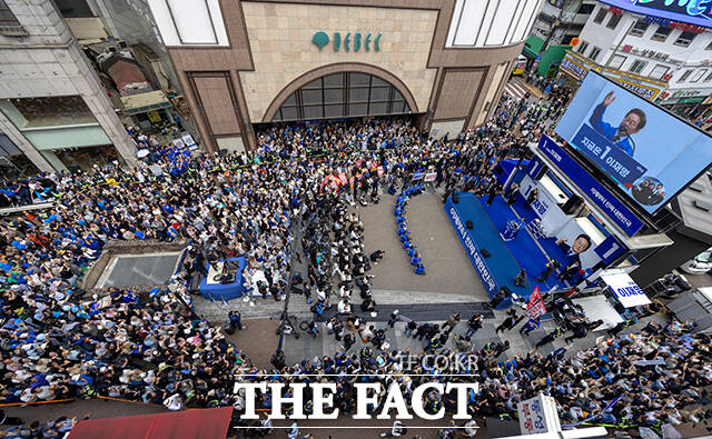 이재명 후보 연설 듣는 지지자들.