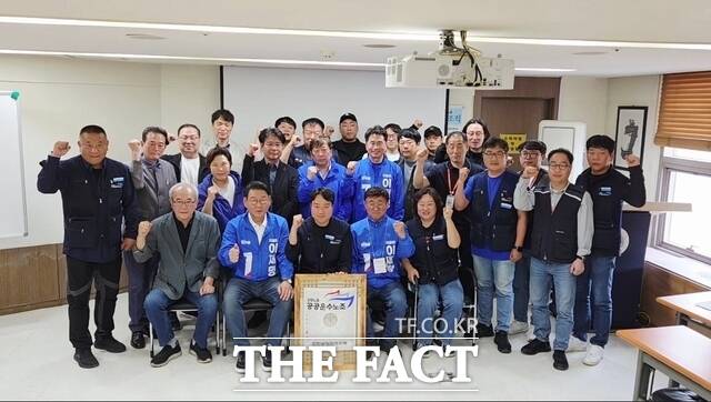 민주당 인천시당 선대위가 13일 인천국제공항을 찾아 민주노총 공공운송노조 인천공항지부와 정책협약을 체결한 뒤 기념 촬영을 하고 있다. /민주당 인천시당 선대위