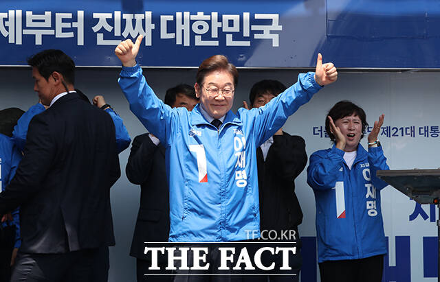 양팔 벌려 인사하는 이재명 대선후보.