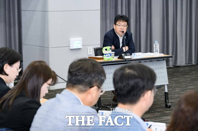 김현수 수원시 제1부시장이 13일 시청에서 2025 수원 ITS 아태총회 실무지원단 회의를 주재하고 있다. /수원시