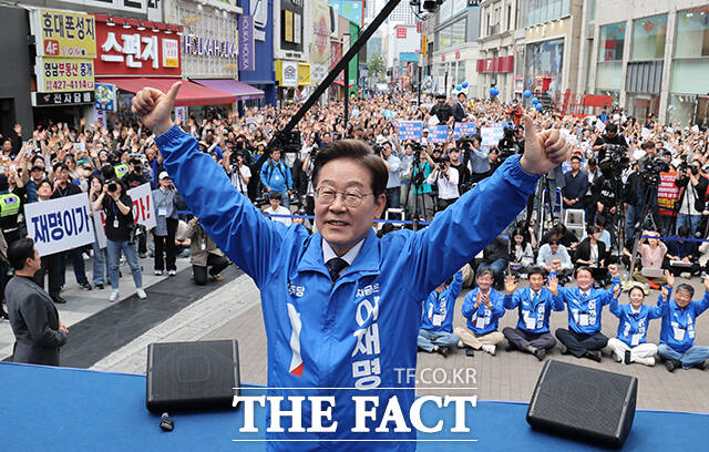 이재명 더불어민주당 대선후보가 13일 오후 대구 동성로에서 열린 집중유세에 참석해 손을 들어 인사하고 있다. /대구=배정한 기자