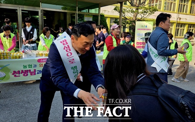 정해웅 충남세종농협 본부장이 등교하는 학생들에게 주먹밥과 식혜를 나눠주고 있다. /충남세종농협