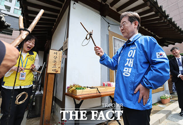 이 후보가 독립운동가 서상돈 고택을 방문 후 고리 끼우기 놀이를 해보고 있다.