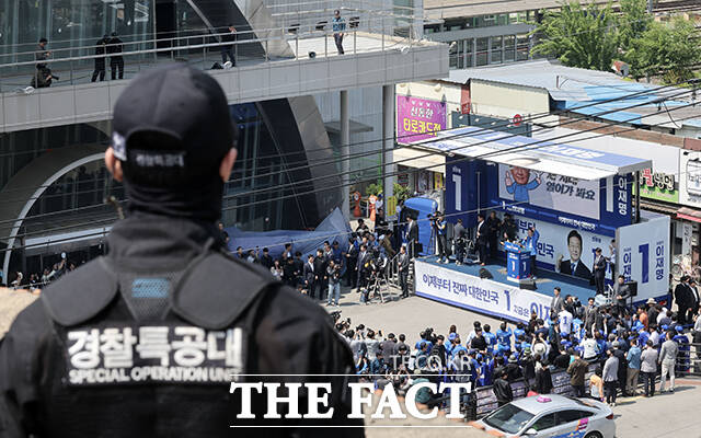 유세현장 지켜보는 경찰특공대.