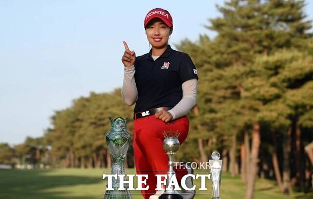 이효송이 아마추어 신분이던 지난해 JLPGA투어 메이저대회인 월드레이디스챔피언십 살롱파스컵에서 우승한 뒤 트로피를 놓고 포즈를 취하고 있다. /대한골프협회