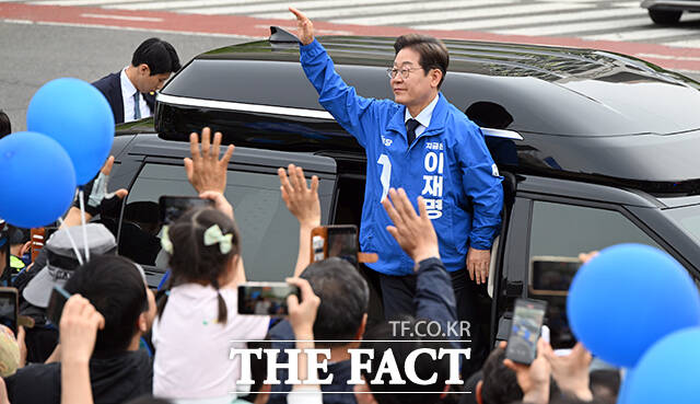 포항 시민과 인사하는 이재명 후보.