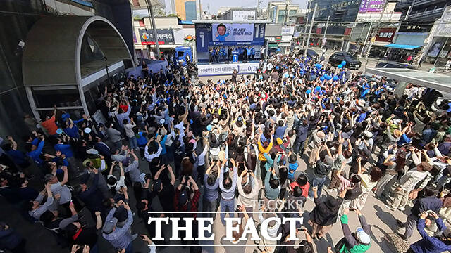 이재명 대선후보 연설 듣는 지지자들.