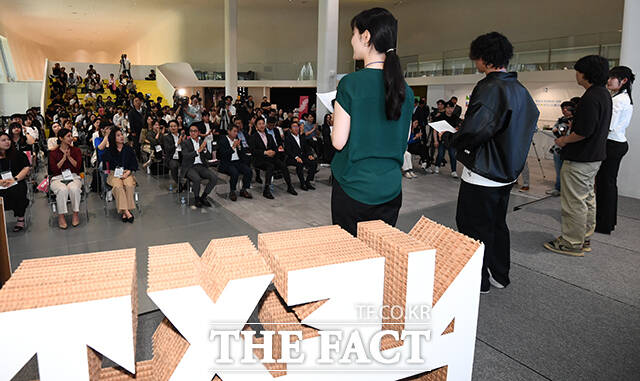 넥스트로컬 청년 대표들이 지난해 6월 4일 오후 서울 중구 동대문디자인플라자 디자인홀에서 열린 넥스트로컬 6기 발대식에서 선서를 하고 있다. /더팩트 DB