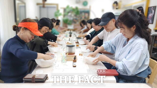 들숨여행 참가자들이 구기자비누를 만드는 모습. /청양군