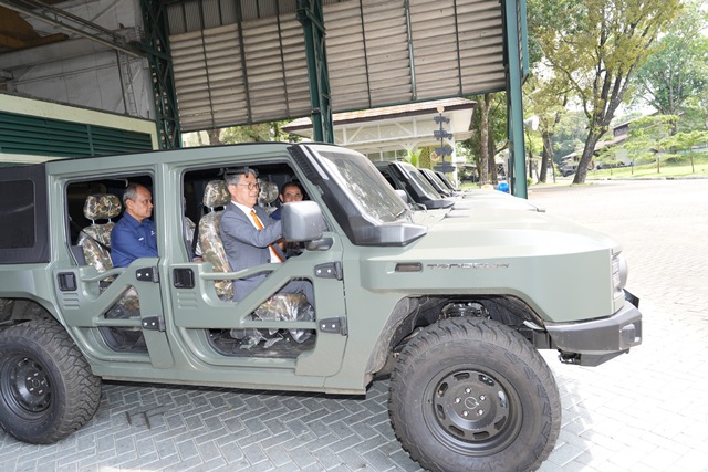 KG모빌리티(KGM)는 인도네시아 국영 방산기업 핀다드와 렉스턴 KD(반조립) 공급 및 사업 확대를 위한 HOA(주요 조건 합의서)를 체결했다고 13일 밝혔다. 앞쪽 운전석 곽재선 KGM 회장. /KGM