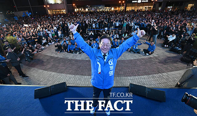 이재명 민주당 대선 후보가 시민들과 기념촬영을 하고 있다.