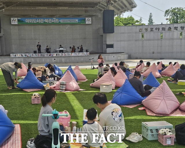 아산시 신정호정원 일원에서 열린 책 읽는 낭만, 신정호 야외도서관 행사가 자연 속 북크닉·동화 콘서트로 색다른 독서 경험을 선사했다./아산시