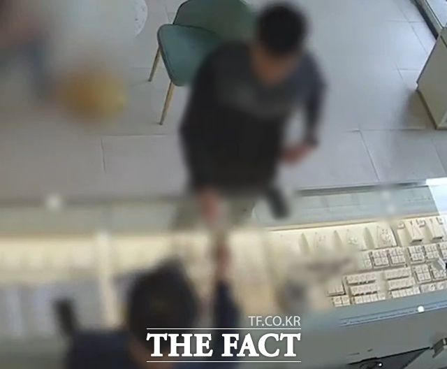 피의자 A 씨가 훔친 귀금속을 현금화 하고 있다. /경남경찰청