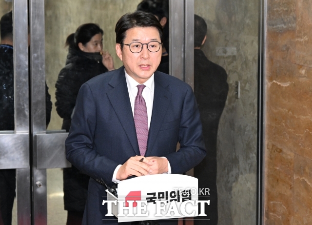 국민의힘이 13일 김문수 당 대선 후보가 이재명 더불어민주당 후보와 곧 대등한 지지율을 형성할 것이라면서 이 후보의 독주를 추격하겠다는 의지를 드러냈다. /배정한 기자