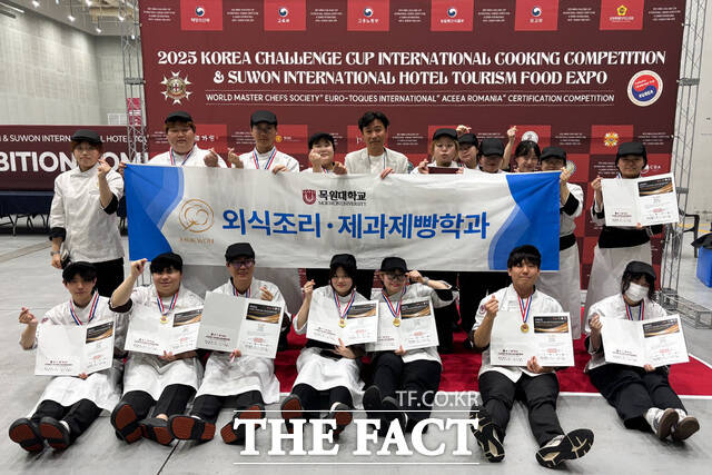 2025 대한민국 챌린지컵 국제요리 경연대회에서 금메달을 획득한 목원대 외식조리·제과제빵학과 학생들이 기념촬영을 하고 있다. /목원대