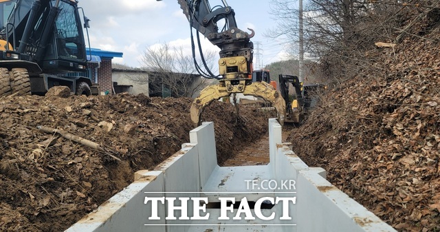 예산군이 추진 중인 농촌 환경 개선을 위한 마을 배수로 설치 공사 현장 모습./ 예산군.