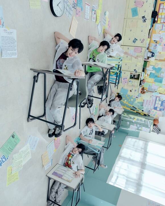 그룹 킥플립의 미니 2집 Kick Out, Flip Now!의 두 번째 콘셉트 포토가 공개됐다. /JYP엔터테인먼트