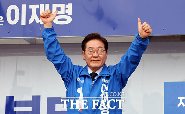 엄지 치켜세우는 이재명 후보.