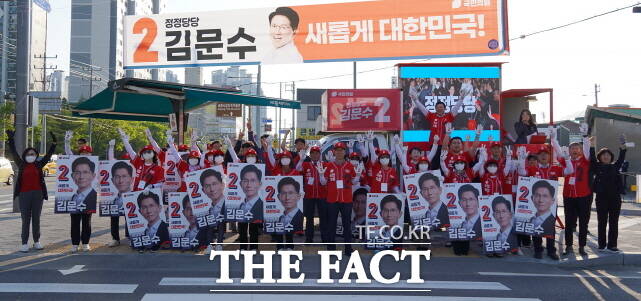 국민의힘 세종시당이 12일 합동출정식을 갖고 단체 기념촬영을 하고 있다. /세종시당