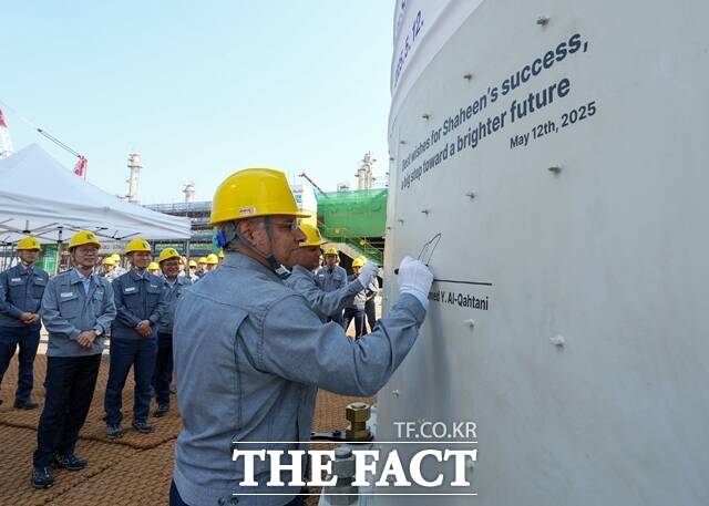 아람코 모하메드 알 카타니 다운스트림 사장이 12일 울산 에쓰오일 샤힌 프로젝트현장을 방문해 안전 시공과 성공을 기원하며 설비에 서명을 남기고 있다. /에쓰오일