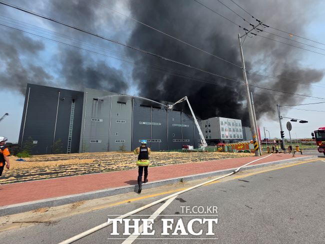 13일 오전 이천시 부발읍 대형 물류센터에서 불이나 소방당국이 대응 2단계를 발령하고 진화 중이다./경기도소방재난본부