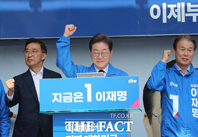 주먹 불끈 쥔 이재명 대선후보.
