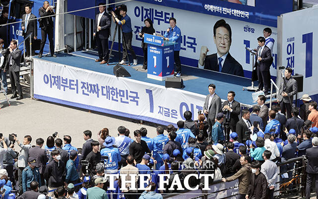 박정희 전 대통령에 대한 평가도 내놨다. 이 후보는 독재하고, 군인과 사법기관을 동원해 사법살인, 고문, 장기집권, 민주주의를 말살한 아주 나쁜 사람이라고 생각했고, 지금도 그건 사실이라면서도 또 한편으로 보면 이 나라 산업화 끌어낸 공도 있는 거 아닌가라고 반문했다. /배정한 기자