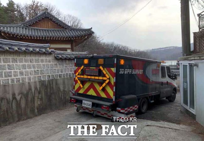 차도 구간 지하층을 탐사하는 차량형 지표투과레이더(GPR). /광명시