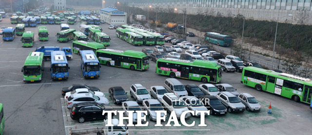 일각에선 버스 요금 인상 가능성까지 제기되며 시민 부담이 커질 수 있다는 우려가 나온다. /더팩트 DB