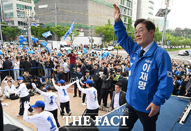 단상에 올라 인사하는 이재명 후보.