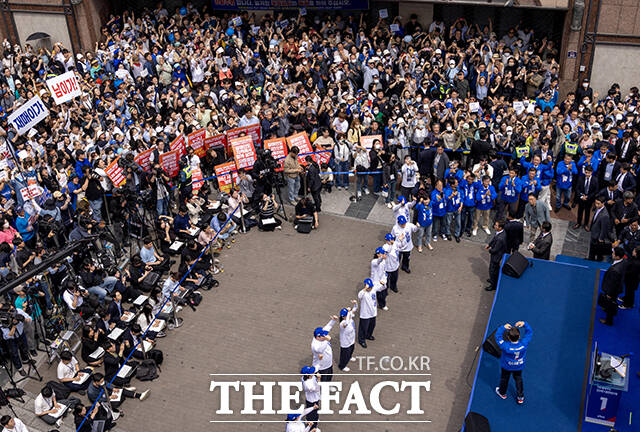 대구 동성로에서 하트로 인사하는 이재명 후보.