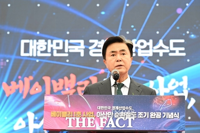 김태흠 충남도지사가 지난해 11월 21일 충남 아산 인주역에서 개최한 ‘아산만 순환철도’ 조기 완공 기념행사에서 축사를 하고 있다. 아산만 순환철도는 민선8기 힘쎈충남의 공약이자 베이밸리 1호 사업으로, 대정부 역제안을 통해 개통을 11년 앞당겼다. /충남도