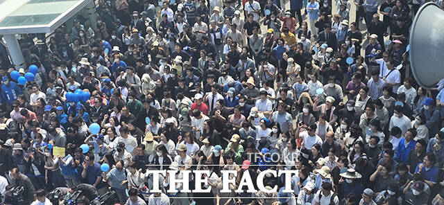 이재명 대선후보 연설 듣는 지지자들.