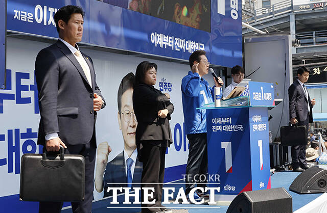 구미역 광장에서 지지 호소하는 이재명 대선후보.