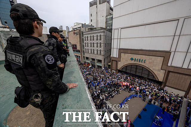 유세현장 살펴보는 경찰특공대.