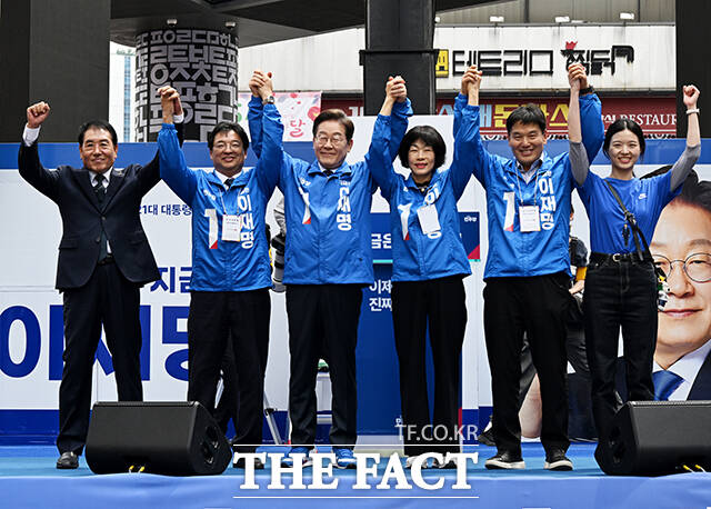 대구 시민들과 함께 인사하는 이재명 후보.