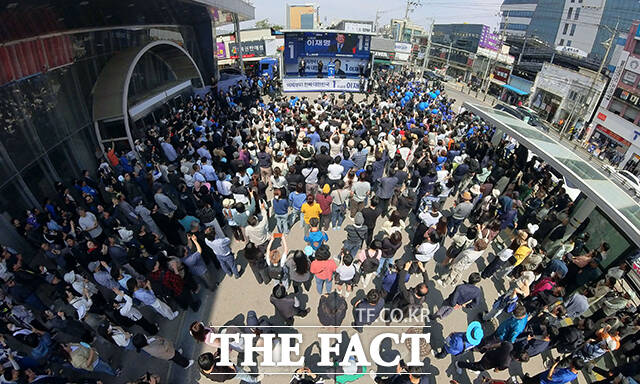 이재명 더불어민주당 대선후보가 13일 오전 경북 구미역광장에서 열린 집중유세에 참석한 가운데 지지자들이 이 후보의 연설을 듣고 있다.