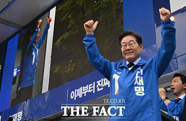 포항 시민들에게 마지막까지 지지 호소하는 이재명 후보.