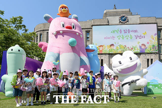 지난해 해치의 마법 마을 팝업 행사에서 서울 중구 서울광장에서 어린이 기자들이 기념촬영을 하고 있다. /장윤석 기자