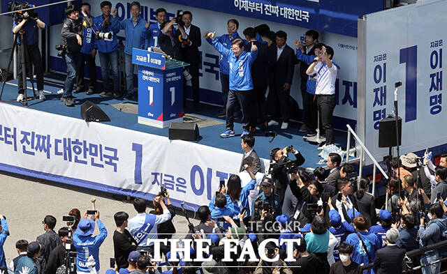 지지자들에게 인사하는 이재명 대선후보.