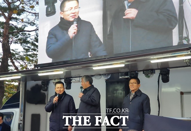 더불어민주당은 13일 김문수 국민의힘 대선 후보에 대해 (김 후보는)말뿐인 위장 사과로는 윤석열이 지지하고 전광훈이 조종하는 극우 내란 세력의 아바타라는 이름을 벗어낼 수 없을 것이라며 공세를 폈다. /허주열 기자