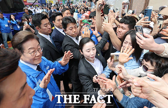 이재명 후보 반기는 대구 시민들.